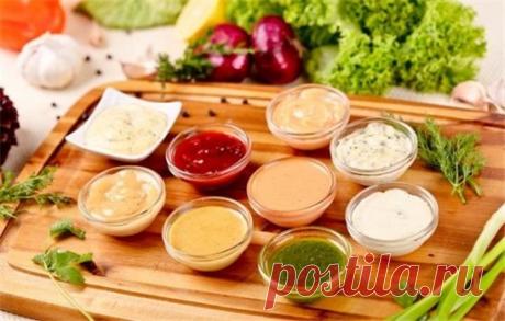 10 вариантов аппетитных соусов
1. Сметана (15%) + пара долек чеснока + измельченный укроп + соль и черный перец. 
Все перемешиваем. Сметану больше 15% лучше не брать или немного развести густую сметану водой (молоком). 
Такой соус отлично подойдет к голубцам, драникам, овощным котлетам и печеному картофелю. 
2. Оливковое масло (растительное) + лимонный сок + соль + смесь сушеных итальянских трав (базилик, орегано, майоран, тимьян). 
Соус подходит для овощных салатов, рыбы, курицы, мяса. 
3. С