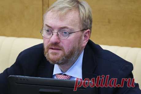 Милонов обвинил во лжи уволившуюся учительницу в Петербурге. Учительнице гимназии №168 в Санкт-Петербурге Серафиме Сапрыкиной, которая уволилась после чтения десятиклассникам стихов Александра Введенского и Даниила Хармса, следует извиниться за ложь и клевету. С такими обвинениями выступил зампред комитета Госдумы по вопросам семьи, женщин и детей Виталий Милонов.