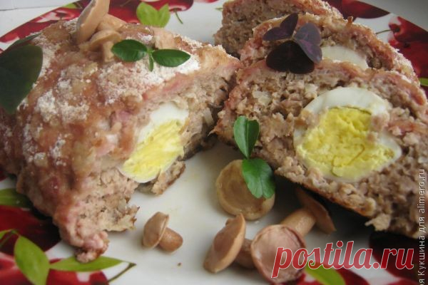 Мясной рулет из Советского Союза  Этот рулет очень часто можно было встретить в советских столовых на предприятиях. Его часто делали дома. Это шедевр советского времени.
Для его приготовления мне потребовалось:
— 800 г готового мясно…