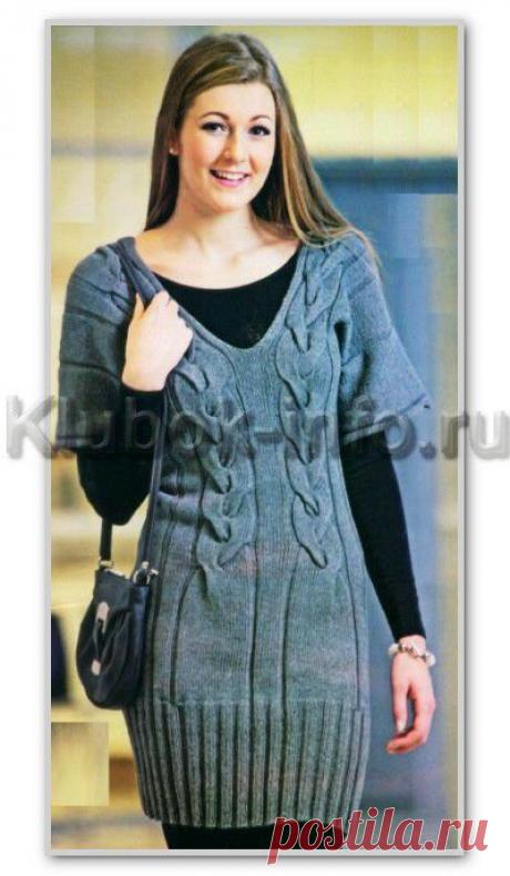 Женское вязание спицами. Однотонная туника с V-вырезом, цельновязанными короткими рукавами и узором с косами. Размеры: (38)40(42)