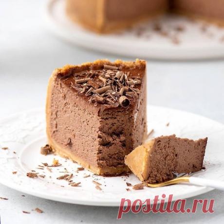 ШОКОЛАДНЫЙ ЧИЗКЕЙК из творога

Хотите порадовать семью вкусным уютным чаепитием? Этот пирог то, что нужно для такого случая. Ставьте  и готовьте вкусный чизкейк

 Ингредиенты (форма 18 см):
Основа:
песочное печенье 240 г
сливочное масло 82,5% 90 г
⠀
Творожная шоколадная основа:
шоколад тёмный 110 г
молоко 120 мл
творог мягкий 430 г
сахар 140 г
крахмал 2 ст л
какао 2,5 ст л
яйца С1 2 шт
сметана 20% 160 г
⠀
 Приготовление:

Для основы: растопить сливочное масло, печенье изме...