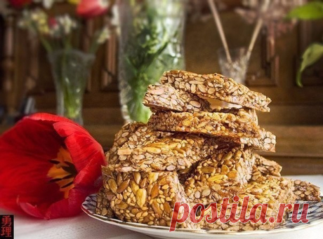 Козинаки с семечками и кунжутом

Ингредиенты:

- 150 гр семечек очищенных
- 30 гр кунжута
- 180 гр меда
- 40 гр сахара
- сок половины лимона

Приготовление:

Семечки немного поджарить до чуть янтарного цвета. То же самое проделать с кунжутом.
Мёд разогреть в кастрюле, высыпать к нему сахарный песок и выжать сок половины лимона. Размешивать на среднем огне, пока сахар полностью не растворится. Высыпать в кастрюлю семечки и кунжут, перемешать и варить в мёде минут 15 на огне...