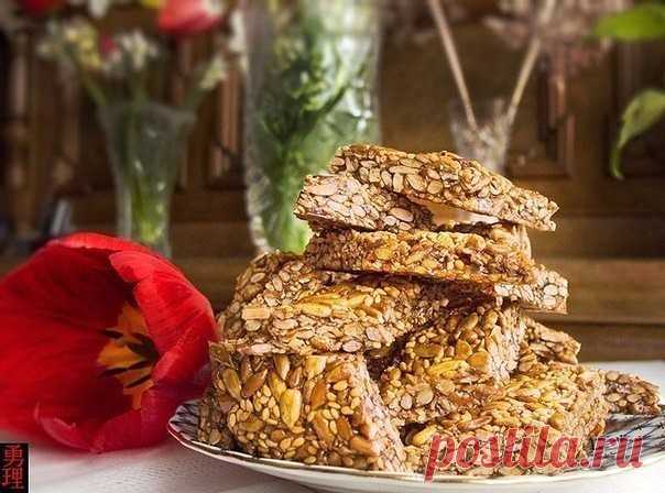 Козинаки с семечками и кунжутом

Ингредиенты:

- 150 гр семечек очищенных
- 30 гр кунжута
- 180 гр меда
- 40 гр сахара
- сок половины лимона

Приготовление:

Семечки немного поджарить до чуть янтарного цвета. То же самое проделать с кунжутом.
Мёд разогреть в кастрюле, высыпать к нему сахарный песок и выжать сок половины лимона. Размешивать на среднем огне, пока сахар полностью не растворится. Высыпать в кастрюлю семечки и кунжут, перемешать и варить в мёде минут 15 на огне...