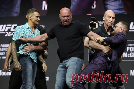 Названы гарантированные гонорары Макгрегора и Порье за бой на турнире UFC. Названы гарантированные гонорары, которые получат бойцы MMA Конор Макгрегор и Дастин Порье за бой на турнире UFC 264. Ирландский спортсмен точно заработает 3 миллиона долларов. Кроме того, спортсмен получит 60 процентов от продаж платных трансляций. Гарантированная выплата американцу составит 1 миллион.