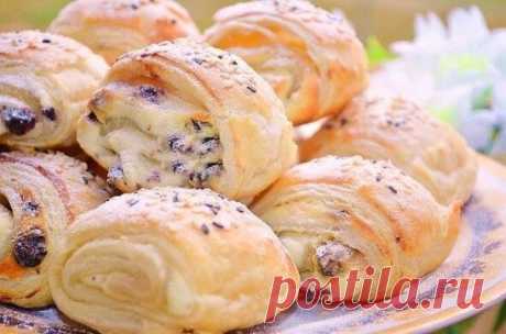 Топ-9 рецептов вкуснейшей выпечки
Слоёнки с творожной начинкой и изюмом
Ингредиенты:
- Тесто слоеное бездрожжевое 400 гр
- творог 400 гр
- сахар 3-4 ст л
- ванилин 1/3 ч л
- яйцо сырое 1 шт
-сметана 1-2 ст л
- изюм б/косточек по вкусу
- яйцо для смазки
- сахарная пудра и кунжут для посыпки
Приготовление:
Смешать творог, 1 яйцо, сметану, ванилин и распаренный обсушенный изюм.
Тесто разморозить, разрезать на 2 части.
Раскатать в прямоугольник 15 на 35 см. Смазать половиной нормы начинки, не