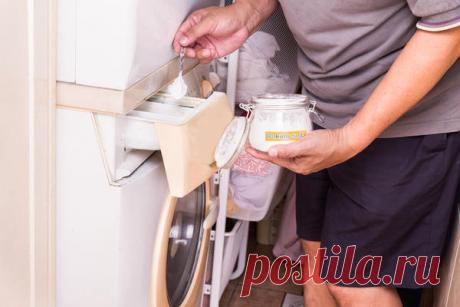 Для стирки белья 
Во время стирки добавьте в воду немного пищевой соды (100 гр на 5 кг белья), она поможет избавиться не только от въевшихся пятен, но и от посторонних запахов. Кроме того, пищевая сода усилит действие стирального порошка и смягчит ткань. Если нужно целенаправленно устранить стойкий неприятный запах, замочите белье в содовом растворе (150 гр на 4 л воды) на 8-12 часов, после чего постирайте