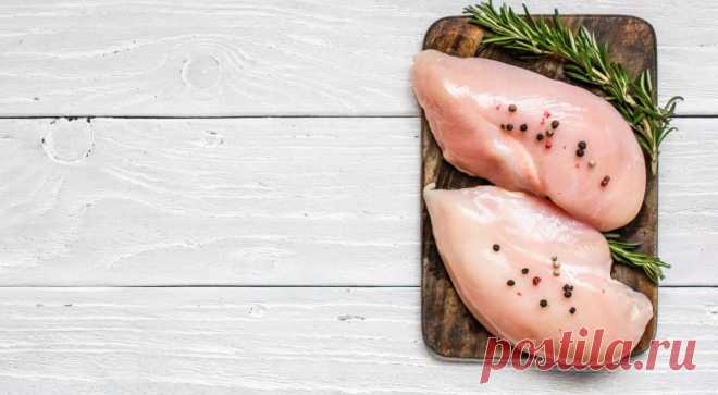 Микробиолог объяснила, почему опасно мыть курицу перед приготовлением. Большинство людей убеждены, что любые продукты перед приготовлением обязательно нужно мыть. Старший преподаватель клинической микробиологии британского Университета Лестера Примроуз Фристоун ...