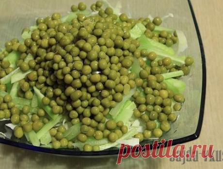 Салат из кольраби с огурцами и горошком