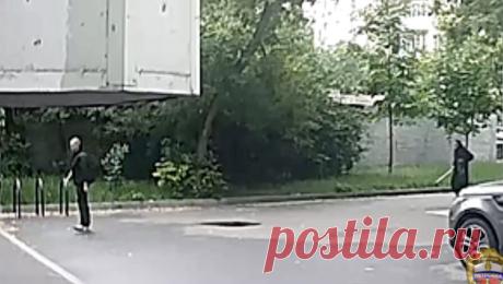 В центре Москвы мужчина ограбил пенсионерку на детской площадке. Столичные полицейские задержали 42-летнего мужчину, который ограбил 87-летнюю пенсионерку на детской площадке в центре столицы. Об этом сообщает ГУ МВД России по Москве. Инцидент произошел на улице Бутырский Вал. Злоумышленник подсел к ...