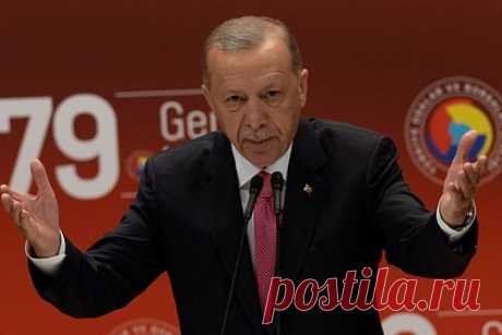 Эрдогана официально признали победителем президентских выборов в Турции. Президента Турции Реджепа Тайипа Эрдогана официально признали победителем выборов главы государства по итогам второго тура голосования, который прошел в стране 28 мая. Окончательные итоги выборов огласил глава Высшего избирательного совета Турции Ахмет Енер. Эрдоган набрал 52,18 процента голосов.