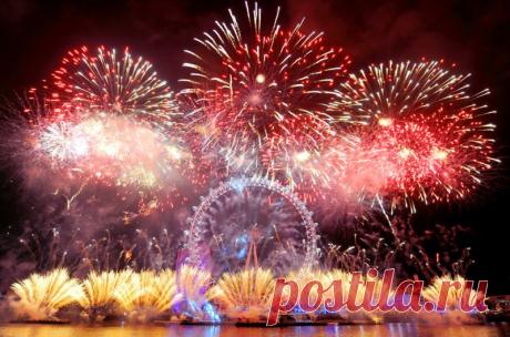 История возникновения фейерверков | Чёрт побери Что такое Новый год? Это мишура, мандарины, оливье, елка и, конечно же, фейерверки. Взрослые и дети с одинаковым восторгом наблюдают яркие огни, вспыхивающие в небе. Сегодня мы вспомним историю появления фейерверков. Эта традиция появилась еще в 7 веке в Китае, и только спустя много столетий стала популярна во всем мире! Современный фейерверк    Фейерверки были изобретены в Китае во время правления императорской династии Тан....