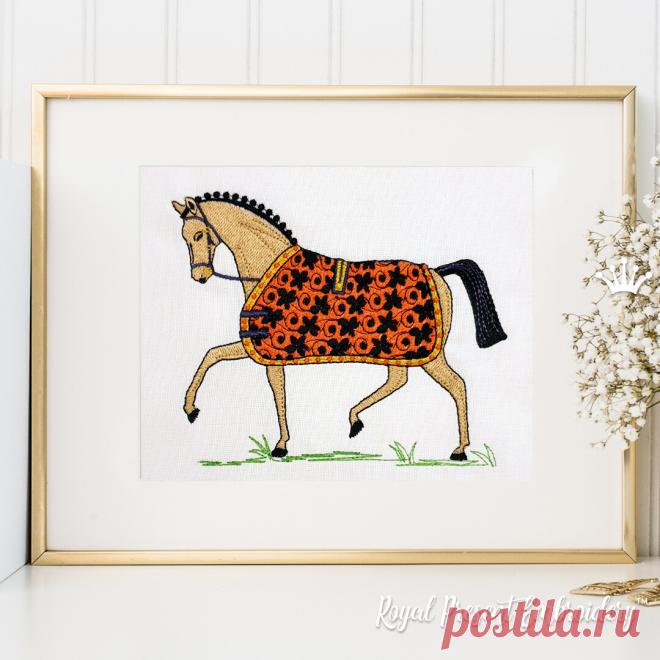 Лошадь в попоне Дизайн машинной вышивки - 3 размера