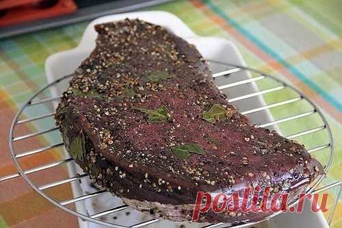 Я всегда думала, что завялить мясо дома, не имея погреба и/или специального оборудования невозможно. И каждый раз, возвращаясь из очередного отпуска в Италии, мы везли с собой несколько упаковок, которых хватало на несколько недель. А потом - опять ожидание очередного отпуска с набегом на супер :) Короче, когда в 