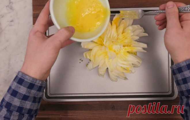 Как сделать закуску из ничего, или хрустящий “луковый цветок” в соусе!