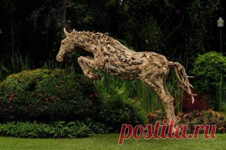 Деревянные скульптуры в движении