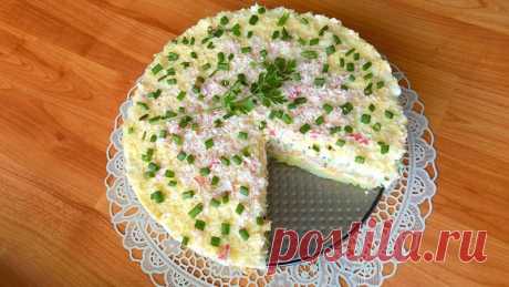 Слоеный салат с крабовыми палочками и сыром Рецепт приготовления вкусного слоеного салата на праздничный стол. Салатик этот готовится из картофеля с крабовыми палочками и сыром твердых сортов.Ингредиенты для салата:Картофель - 5 шт. Крабовые палочки - 10 шт. Морковь - 2 шт. Свежий огурец - 1 шт. Куриное яйцо - 5 шт. Твердый сыр -...