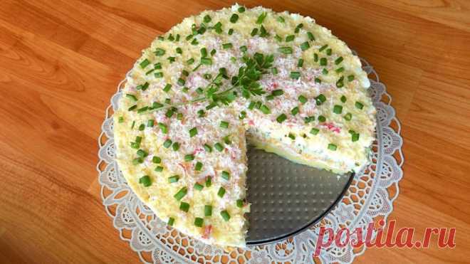 Слоеный салат с крабовыми палочками и сыром Рецепт приготовления вкусного слоеного салата на праздничный стол. Салатик этот готовится из картофеля с крабовыми палочками и сыром твердых сортов.Ингредиенты для салата:Картофель - 5 шт. Крабовые палочки - 10 шт. Морковь - 2 шт. Свежий огурец - 1 шт. Куриное яйцо - 5 шт. Твердый сыр -...