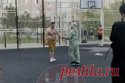 В России артистичный участник драки эффектно проучил соперника и попал на видео. В Перми неизвестный мужчина эффектно нокаутировал пьяного горожанина на баскетбольной площадке и попал на видео. На кадрах, снятых подростками, к которым приставал пьяный россиянин, видно драку между ним и вставшим на защиту детей мужчиной в зеленом костюме. Одним ударом он отправляет соперника на землю.
