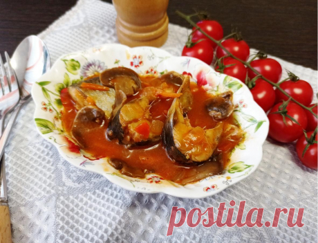 Тушеная сельдь с овощами и шампиньонами. Тушеная сельдь с овощами и шампиньонамиШампиньоны нарезать пластинами и обжарить на сковороде до выпаривания влаги, примерно минут 10. Я жарю без масла, просто выкладываю на сковороду и немного солю. Шампиньоны выделяют сок и тушатся в собственном соку, пока он не испарится.Сельдь выпотрошить, помыть и нарезать кусочками. Овощи нарезать, морковь натереть на тёрке.Обжарить лук, морковь и сладкий перец до мягкости.Кетчуп развести водой до нужной…