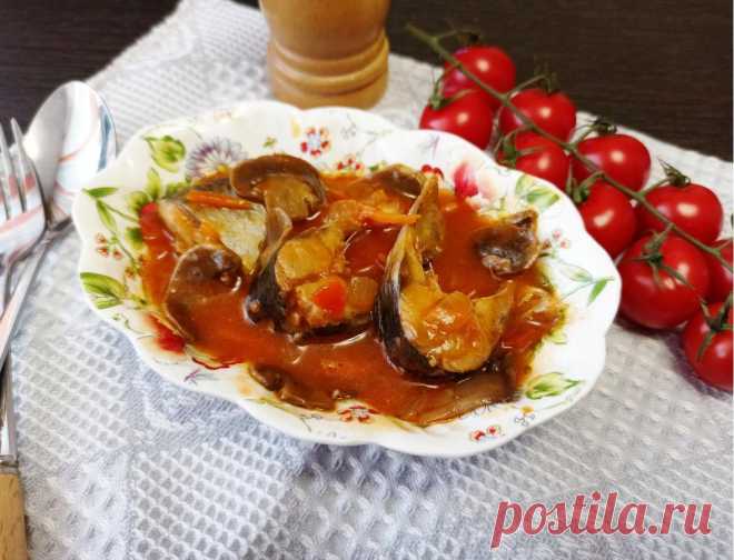 Тушеная сельдь с овощами и шампиньонами. Тушеная сельдь с овощами и шампиньонамиШампиньоны нарезать пластинами и обжарить на сковороде до выпаривания влаги, примерно минут 10. Я жарю без масла, просто выкладываю на сковороду и немного солю. Шампиньоны выделяют сок и тушатся в собственном соку, пока он не испарится.Сельдь выпотрошить, помыть и нарезать кусочками. Овощи нарезать, морковь натереть на тёрке.Обжарить лук, морковь и сладкий перец до мягкости.Кетчуп развести водой до нужной…