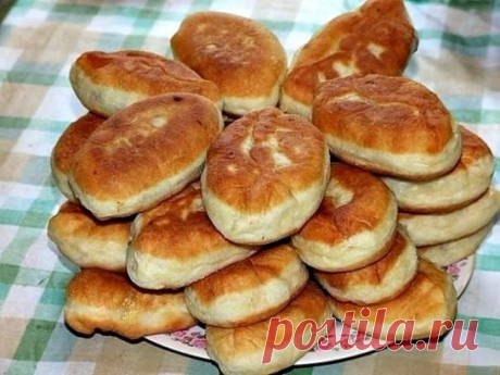 БЫСТРЫЕ ПИРОЖКИ НА КЕФИРЕ
Готовятся моментально!
Когда семейство настоятельно требует пирожков, а времени возиться с дрожжевым тестом нет, выручит вот этот простой рецепт. Начинка в пирожках может быть любая, в нашем варианте – это зеленый лук с яйцом. 
Ингредиенты для теста: 
стакан кефира, 
примерно четыре стакана муки, 
2 яйца,
2 столовых ложки растительного масла,
чайная ложка соды, 
две чай