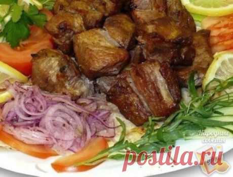 Вкуснейший шашлык в духовке
Мясо не отличить от пожаренного на мангале!
Приготовление элементарное, а мясо получается нежное, сочное,
слегка поджаренное.
Секреты приготовления такого мяска:
1. Готовить надо в рукаве для запекания.
2. На луковой подушке. Причем лук должен быть маринованный. Именно он
более всего и придает мясу вкус шашлыка.
Но обо всем по порядку...
Ингредиенты:
• Свинина
• Лук
• Специи
Приготовление:
Мясо лучше всего получается кусочками. Антрекоты - получ...