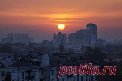 В Киеве произошел взрыв. В Киеве произошел взрыв. Отмечается, что в городе при этом не была объявлена воздушная тревога и не сообщалось о ракетной опасности. До этого председатель движения «Мы вместе с Россией» Владимир Рогов сообщал, что мощный взрыв прогремел в подконтрольном Украине городе Запорожье.