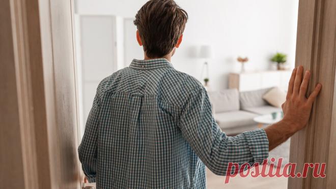 На Урале суд лишил супругов новой квартиры из-за хозяина, заключавшего сделку пьяным. Екатеринбуржец вернул себе квартиру после того, как ее купили другие люди. Об этом сообщает "ФедералПресс". По данным издания, супруги через риелтора купили квартиру, в которой якобы никто не жил. Они проверили недвижимость по ...