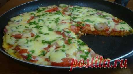 Пицца на сковороде за 5-10 минут – быстро и вкусно Бывшая когда-то исключительно итальянским блюдом, пицца уже давно стала достоянием интернациональной кухни. Многообразие способов ее приготовления поражает: от самых сложных