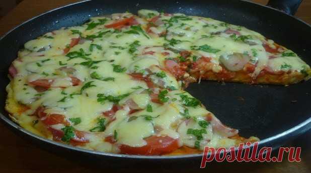 Пицца на сковороде за 5-10 минут – быстро и вкусно Бывшая когда-то исключительно итальянским блюдом, пицца уже давно стала достоянием интернациональной кухни. Многообразие способов ее приготовления поражает: от самых сложных