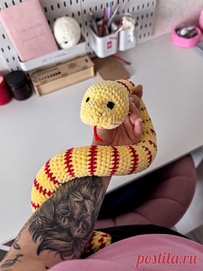 PDF Змейка крючком. FREE crochet pattern; Аmigurumi toy patterns. Амигуруми схемы и описания на русском. Вязаные игрушки и поделки своими руками #amimore - плюшевая змея, большая змейка из плюшевой пряжи.