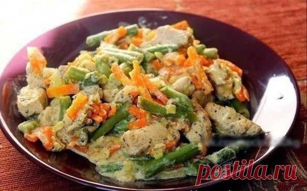 Курица со стручковой фасолью и овощами в сливочном соусе
на 100грамм - 74.48 ккал, Б/Ж/У - 9.5/1.97/4.37

Ингредиенты:
- куриное филе - 330 гр
Показать полностью…