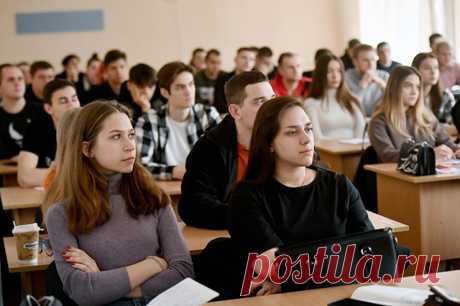 Стипендии повысят? Минобрнауки разъяснило, кому будут платить 13 тысяч. Студенты, которые имеют хорошую успеваемость, будут получать стипендию почти 14 тыс. руб. Кто именно может рассчитывать на эту сумму?