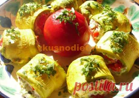 Рулетики из кабачков с сыром и чесноком, помидорами - Вкусные рецепты