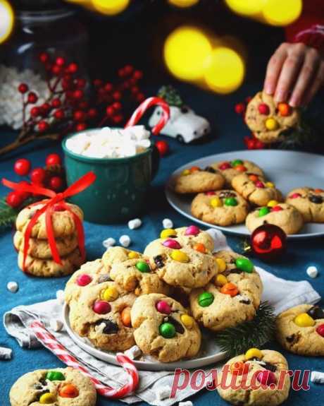 ​Рождественское печенье с M&M's и шоколадными крошками Ингредиенты:Мука &mdash; 250 гСливочное масло &mdash; 200 гЯйцо &mdash; 1 шт.Желток &mdash; 1 шт.Сахар &mdash; 100 гСода &mdash; ½ ч. л.Корица &mdash; 1 ч. л.Шоколад &mdash; ½ плиткиМ&amp;М's &mdash; 1 пачкаПриготовление:1. Объединить в миске муку, соду и корицу.2. В отдельной ёмкости...