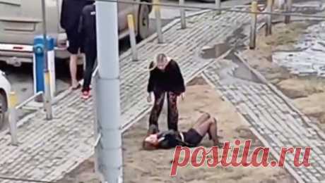 Две екатеринбурженки устроили уличную драку и попали на видео. В Екатеринбурге две длинноволосые девушки устроили уличную драку и попали на видео. Об этом сообщает Telegram-канал &quot;Екатское Чтиво&quot;. По информации Telegram-канала, инцидент произошел на улице Чапаева. На кадрах с места ...