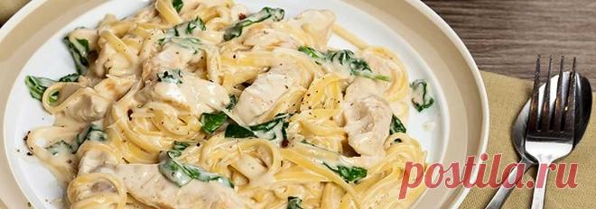 Спагетти с курицей в сметанном соусе • Рецепт Ароматное спагетти с курицей и сыром в сметанном соусе очень сытное и вкусное.