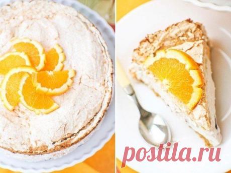 Творожный торт с безе и фруктами.