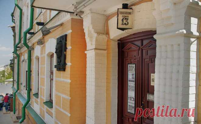 Союз писателей Украины призвал закрыть музей Булгакова в его родном Киеве. В Союзе писателей считают, что Булгаков «яростно ненавидел» и порочил Украину, а также был «идеологом русского мира». В доме, где жил писатель, предложили организовать музей композитора Кошица