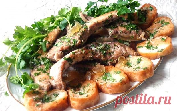 «Форель на луковой подушке»

Автор варианта приготовления © Анна Маркова
Давным-давно, задолго до рождения знаменитого английского шеф-повара Джейми Оливера, у евреев Российской империи был в ходу рецепт рыбы под сливочным соусом: лук нарезали тонкими колечками, сверху на него укладывали рыбное филе, посыпали его мелко нарезанным укропом и ставили на огонь.
Рыбу, конечно, тогда брали самую простую и недорогую, но получалось очень вкусно. И не менее замечательным, чем рыба,...