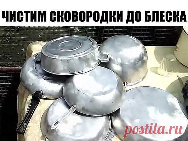 ЧИСТИМ СКОВОРОДКИ ДО БЛЕСКА!!!
ингредиенты:

1/2 чашки соды
1 чайная ложка жидкости для мытья посуды
2 столовые ложки перекиси водорода

Смешиваем до тех пор, пока не станет похоже на взбитые сливки (при необходимости доливаем еще перекиси), наносим на грязную поверхность и оставляем минут на 10.

После этого берем жесткую губку, хорошенько трем и смываем всё!
Всё просто, чисто, и безопасно!