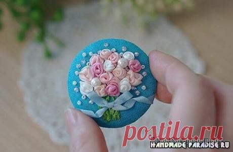 Как вышить лентами букет розочек - Домоводство - медиаплатформа МирТесен Как вышить лентами букет розочек — вы узнаете из данного небольшого мастер-класса в фотографиях. В данном варианте букет розочек вышит для создания броши, но вы, используя прилагаемую инструкцию, сможете создать оригинальную цветочную вышивку для украшения одежды или создания аксессуаров своими