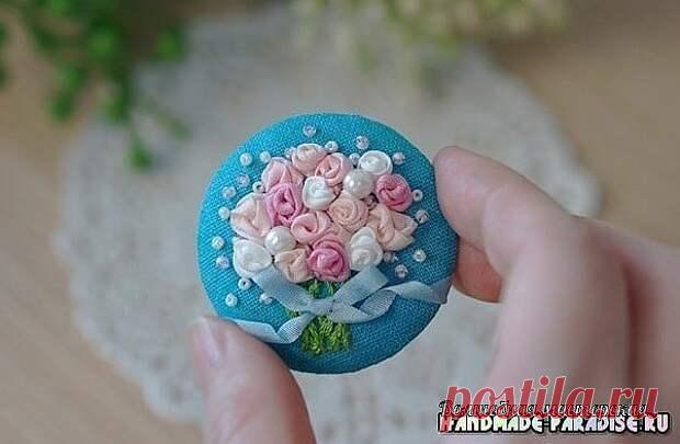 Как вышить лентами букет розочек - Домоводство - медиаплатформа МирТесен Как вышить лентами букет розочек — вы узнаете из данного небольшого мастер-класса в фотографиях. В данном варианте букет розочек вышит для создания броши, но вы, используя прилагаемую инструкцию, сможете создать оригинальную цветочную вышивку для украшения одежды или создания аксессуаров своими