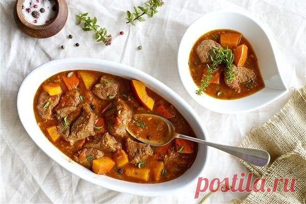 ЖАРКОЕ - ГОВЯДИНА, ТЫКВА И ТЁМНОЕ ПИВО !!!  **Напоминает говядину
по-бургундски: тыква дает сладковатый привкус, вместо крас/вина -тёмное пиво. Мясо  очень нежное и мягкое, а соус - густой и насыщенный. *Идеальной блюдо в холода!