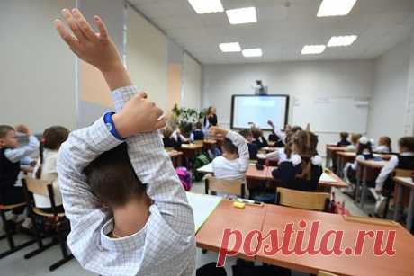 Российского школьника дважды вызвали на комиссию из-за длинных волос и пирсинга. Директор школы в Набережных Челнах затравил ученика за внешний вид и дважды вызвал его на комиссию для профилактической беседы. Причиной конфликта стали длинные волосы подростка. Мать ученика рассказала, что директор «оскорбляет детей волосатиками» и оказывает психологическое давление на школьников.