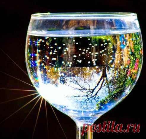 Техника «стакана воды» — все, что нужно, чтобы решить проблему! Прежде чем ложиться вечером спать, наполните стакан водой. Закройте глаза, поднимите их слегка вверх и отпейте полстакана. При этом мысленно говорите себе: «Это все, что мне нужно, чтобы решить проблему, […]