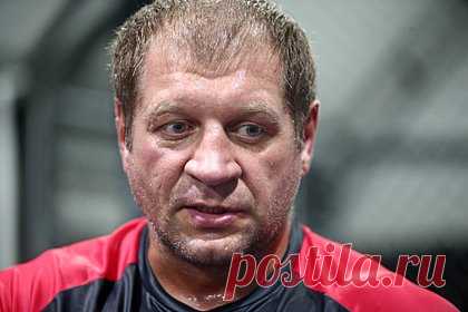 Емельяненко ответил раскритиковавшему ММА Карелину. Российский боец смешанного стиля Александр Емельяненко ответил трехкратному олимпийскому чемпиону по греко-римской борьбе Александру Карелину, отказавшемуся считать ММА видом спорта. Емельяненко отметил, что уважает Карелина как чемпиона, но заявил, что бывший борец сказал глупость.
