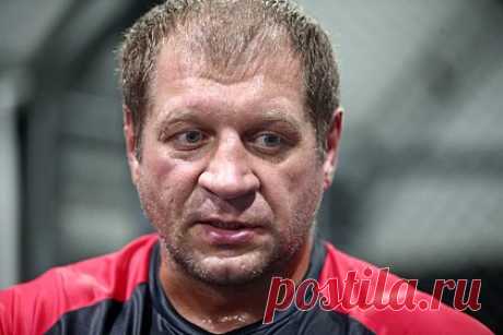Емельяненко ответил раскритиковавшему ММА Карелину. Российский боец смешанного стиля Александр Емельяненко ответил трехкратному олимпийскому чемпиону по греко-римской борьбе Александру Карелину, отказавшемуся считать ММА видом спорта. Емельяненко отметил, что уважает Карелина как чемпиона, но заявил, что бывший борец сказал глупость.