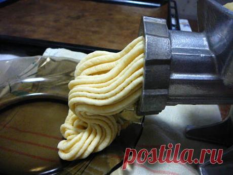 Домашний торт "Муравейник"

Несмотря на простоту домашнего торта «Муравейник», он любим многими. Для меня это больше торт выходного дня, когда приходят близкие и можно в тесном кругу поболтать о пустяках и попить ароматный чай с травами.
И еще одно преимущество - с приготовлением «Муравейника» справятся даже новички;) Этот рецепт из тех, которые хранятся в старых кулинарных записях на пожелтевших тетрадных листочках. В моей семье этот торт готовится уже многие годы, и не с...