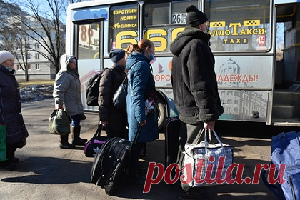 Стало известно о взрывчатке на пути следования беженцев из ЛНР в Россию. В самопровозглашенной Луганской народной республике (ЛНР) под мостом, по которому эвакуируют людей на автобусах, обнаружили взрывное устройство. Об этом сообщил источник ТАСС. «В районе города Краснодон, по трассе "Луганск — Изварино" заминирована дорога», — сказал собеседник агентства.